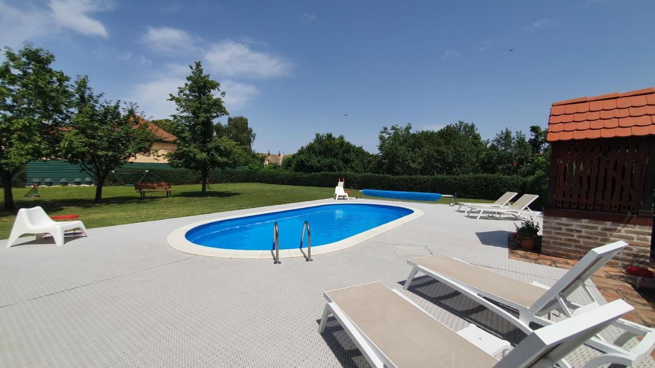 Villa Mons Aureus Popovac Exterior photo